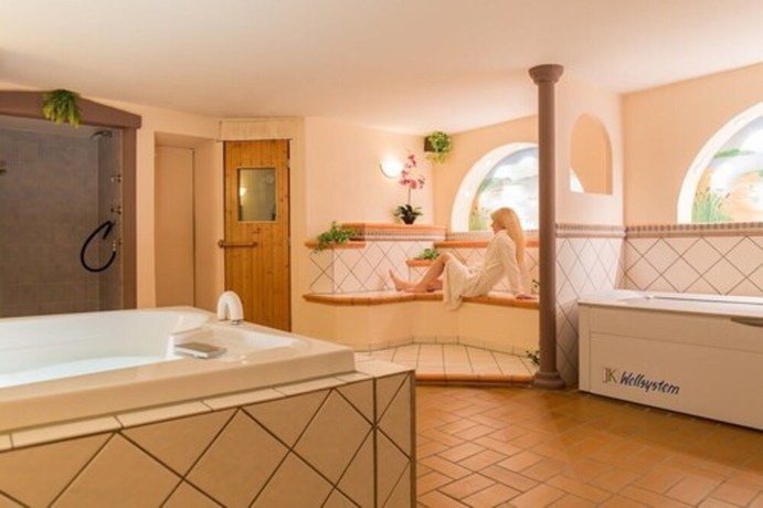 Imagen de la piscina del Hotel Hotel-Restaurant Bastenhaus. Foto 19