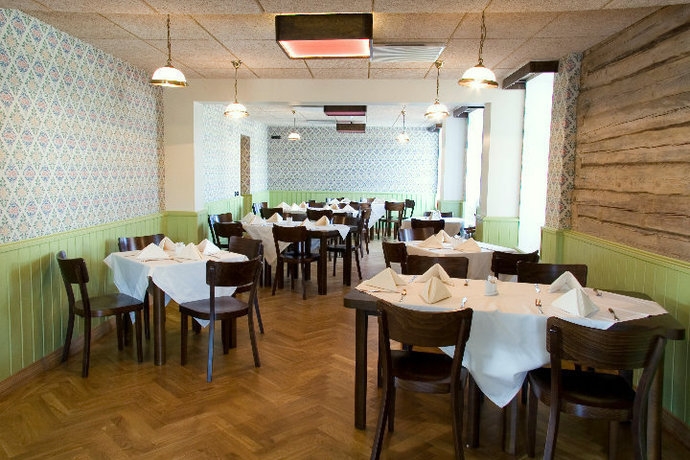 Imagen del bar/restaurante del Hotel Hotell R&auml;pina. Foto 2