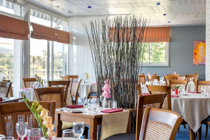 Imagen del bar/restaurante del Hotel Hotellerie Saint Jean. Foto 9