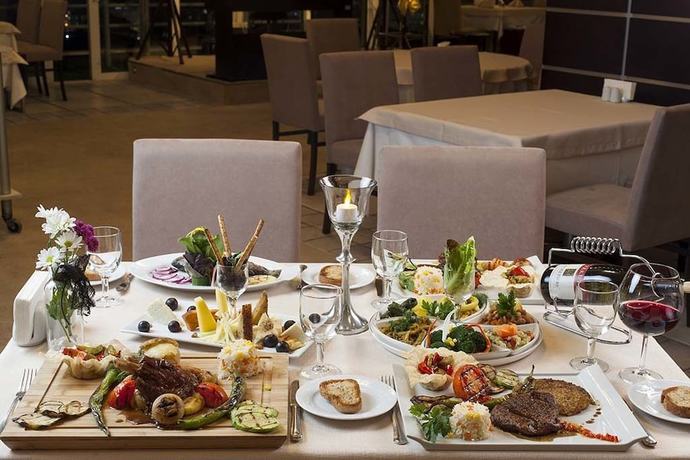 Imagen del bar/restaurante del Hotel Hotels Dalgiclar. Foto 3