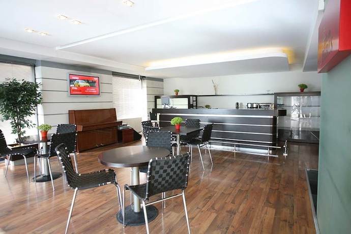 Imagen del bar/restaurante del Hotel Hotels Dalgiclar. Foto 4