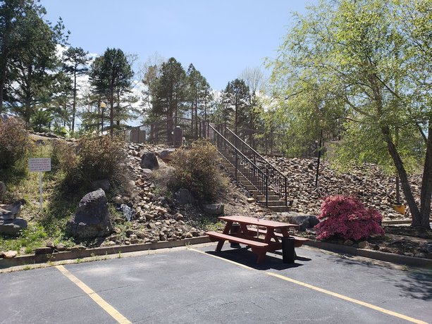 Imagen de los exteriores del Hotel Hotsprings Village Inn. Foto 9