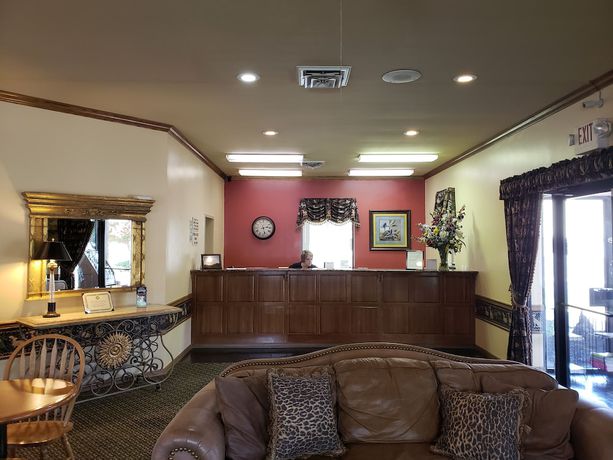 Imagen de los interiores del Hotel Hotsprings Village Inn. Foto 11