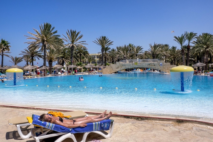 Imagen de la piscina del Hotel Houda Golf Beach and Aquapark. Foto 12