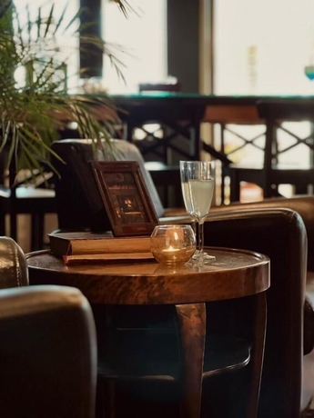 Imagen del bar/restaurante del Hotel H&ouml;llviksn&auml;s m&ouml;ten mat logi. Foto 3