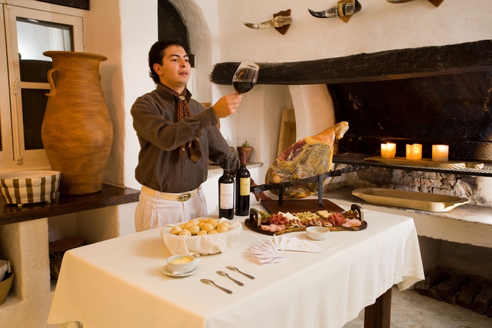 Imagen del bar/restaurante del Hotel House Of Jasmines - Relais and Ch&acirc;teaux. Foto 2