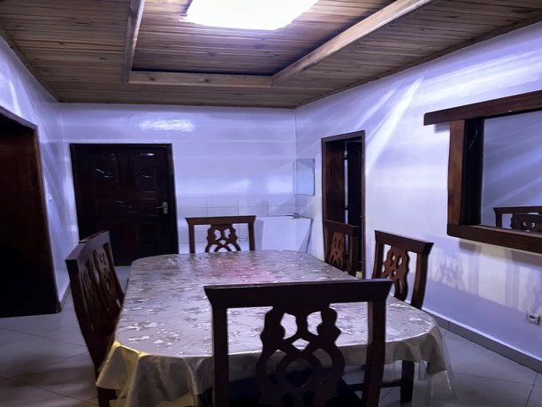 Imagen del bar/restaurante del Hotel House - Sleeps 8 - Parking - Garden. Foto 2