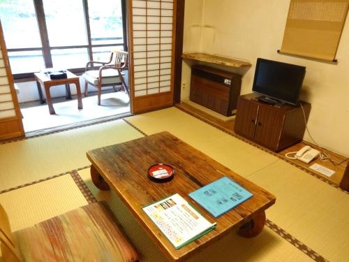 Imagen de la habitación del Hotel Houshi Onsen Chojukan. Foto 8