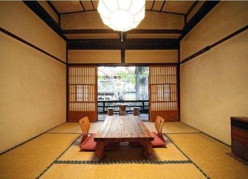 Imagen de la habitación del Hotel Houshi Onsen Chojukan. Foto 9
