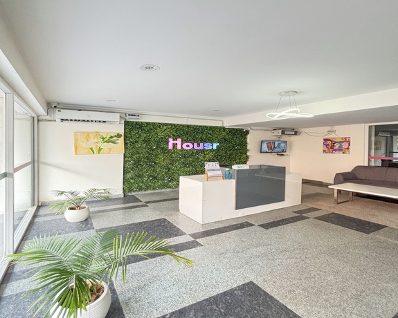 Imagen de los interiores del Hotel Housr 1 RK Sector 27 Gurgaon Golf Course. Foto 13