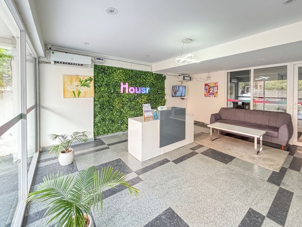Imagen de los interiores del Hotel Housr 1 RK Sector 27 Gurgaon Golf Course. Foto 14