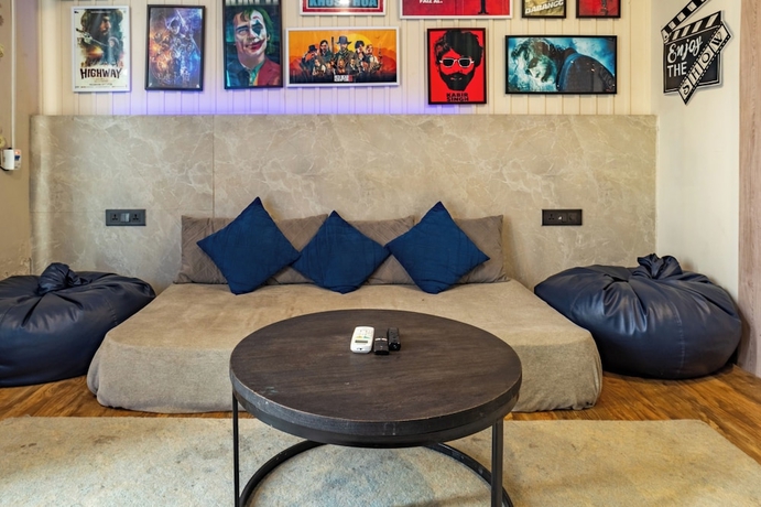 Imagen de los interiores del Hotel Housr Golf Course Road Phase 1 Metro. Foto 16
