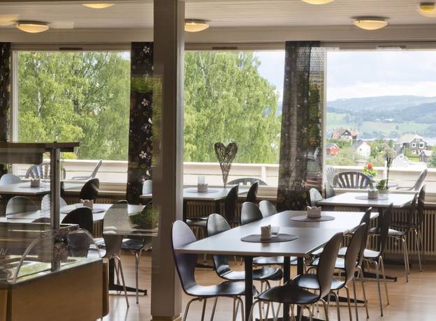 Imagen del bar/restaurante del Hotel Hovdetun - Gj&oslash;vik Vandrerhjem - Hostel. Foto 4