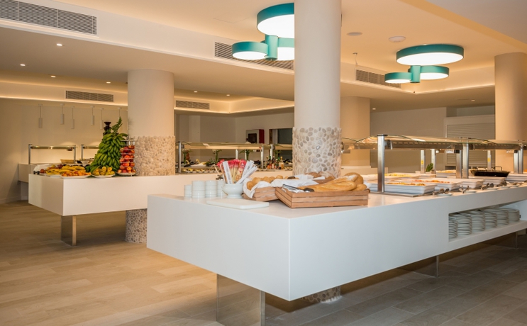 Imagen del bar/restaurante del Hotel Hovima La Pinta Beachfront Family. Foto 3