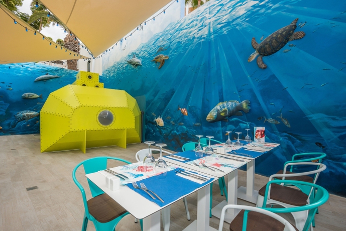 Imagen del bar/restaurante del Hotel Hovima La Pinta Beachfront Family. Foto 4