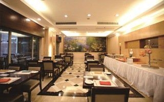 Imagen del bar/restaurante del Hotel Howard Johnson All Suites. Foto 8