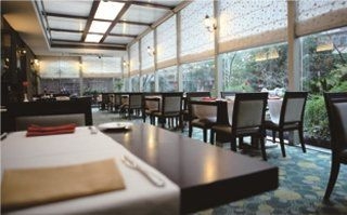 Imagen del bar/restaurante del Hotel Howard Johnson All Suites. Foto 9