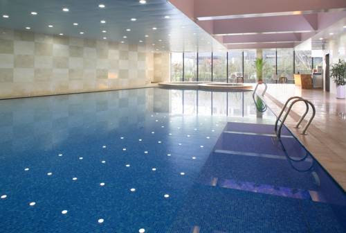 Imagen de la piscina del Hotel Howard Johnson All Suites Suzhou. Foto 17