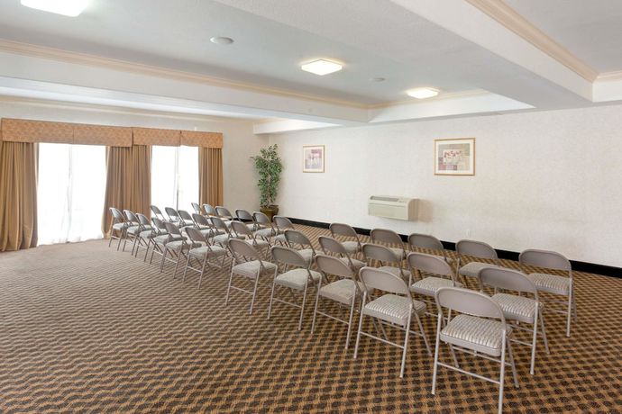 Imagen de los interiores del Hotel Howard Johnson And Suites By Wyndham Pico Rivera. Foto 17
