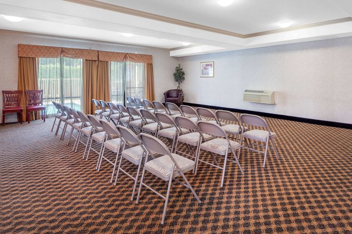 Imagen de los interiores del Hotel Howard Johnson And Suites By Wyndham Pico Rivera. Foto 18