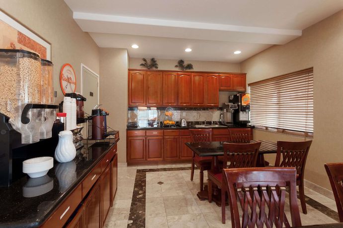 Imagen del bar/restaurante del Hotel Howard Johnson And Suites By Wyndham Pico Rivera. Foto 4