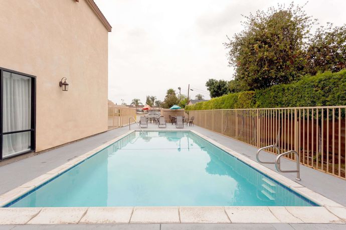 Imagen de la piscina del Hotel Howard Johnson And Suites By Wyndham Pico Rivera. Foto 20