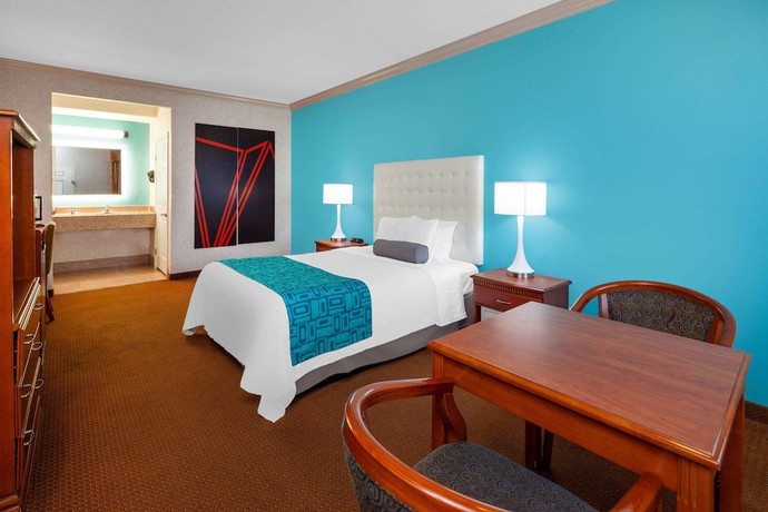 Imagen de la habitación del Hotel Howard Johnson And Suites By Wyndham Pico Rivera. Foto 10