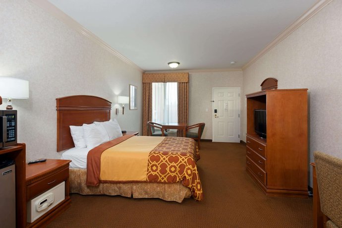 Imagen de la habitación del Hotel Howard Johnson And Suites By Wyndham Pico Rivera. Foto 16