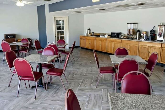 Imagen del bar/restaurante del Hotel Howard Johnson BY Wyndham Hannibal. Foto 7