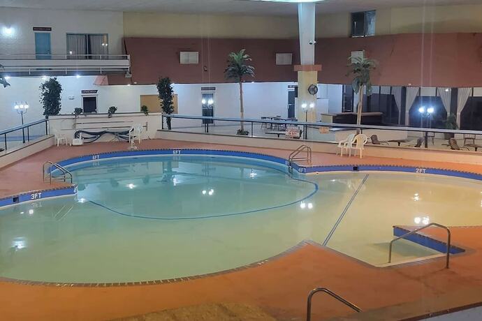 Imagen de la piscina del Hotel Howard Johnson BY Wyndham Hannibal. Foto 19