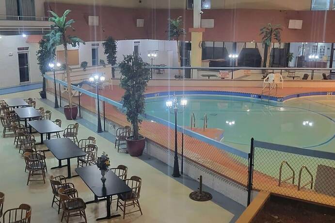 Imagen de la piscina del Hotel Howard Johnson BY Wyndham Hannibal. Foto 20
