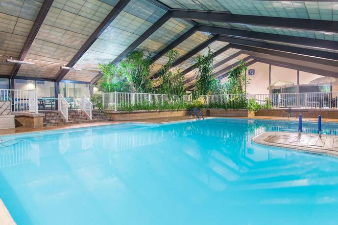 Imagen de la piscina del Hotel Howard Johnson Bartonsville/Poconos Area. Foto 12