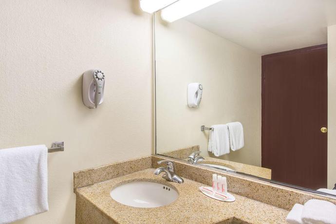 Imagen de la habitación del Hotel Howard Johnson Bartonsville/Poconos Area. Foto 7