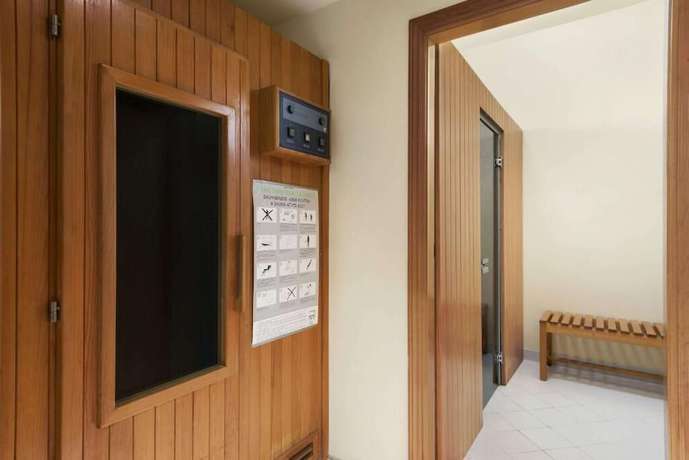 Imagen de la piscina del Hotel Howard Johnson By Wyndham Abu Dhabi. Foto 20