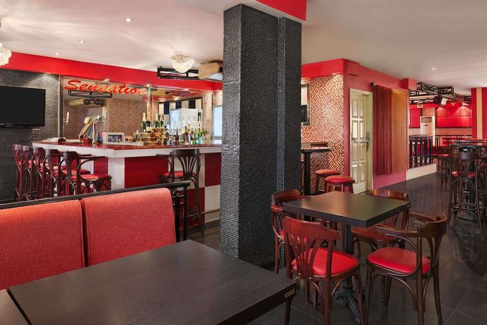 Imagen del bar/restaurante del Hotel Howard Johnson By Wyndham Abu Dhabi. Foto 4