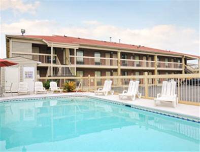 Imagen de la piscina del Hotel Howard Johnson By Wyndham Aiken. Foto 8