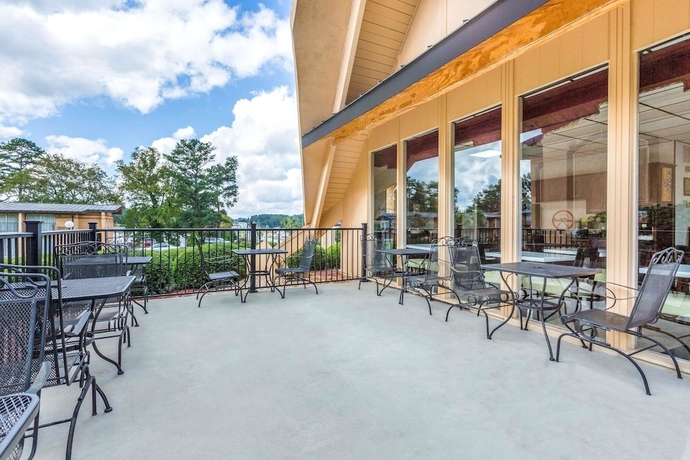 Imagen de los interiores del Hotel Howard Johnson By Wyndham Athens. Foto 18