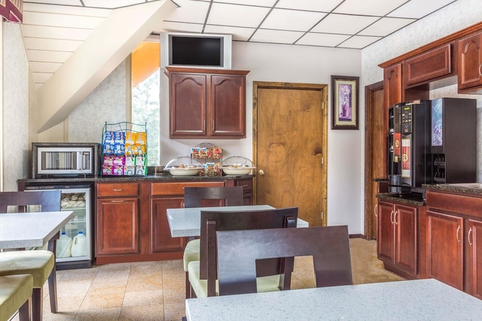 Imagen del bar/restaurante del Hotel Howard Johnson By Wyndham Athens. Foto 3