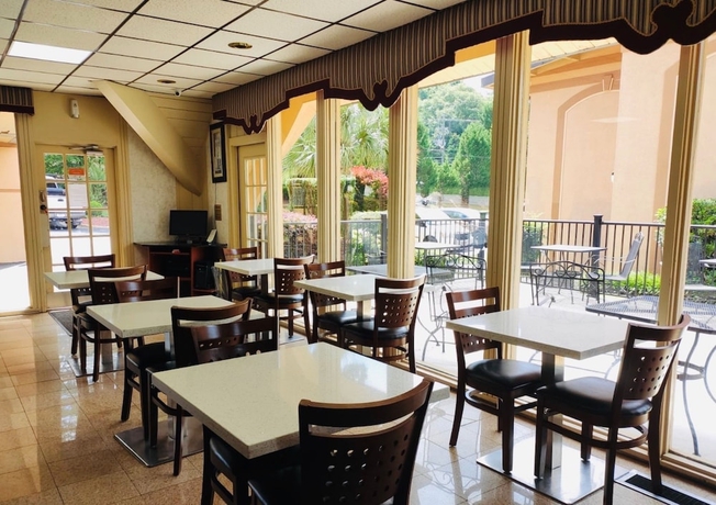 Imagen del bar/restaurante del Hotel Howard Johnson By Wyndham Athens. Foto 4