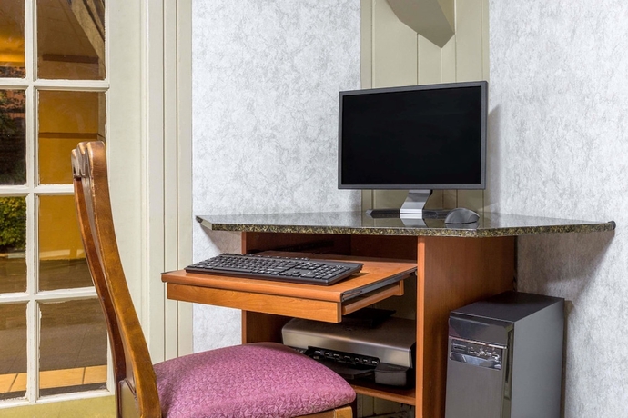 Imagen de los interiores del Hotel Howard Johnson By Wyndham Athens. Foto 19