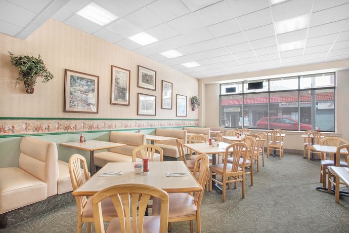Imagen del bar/restaurante del Hotel Howard Johnson By Wyndham Atlantic City. Foto 2