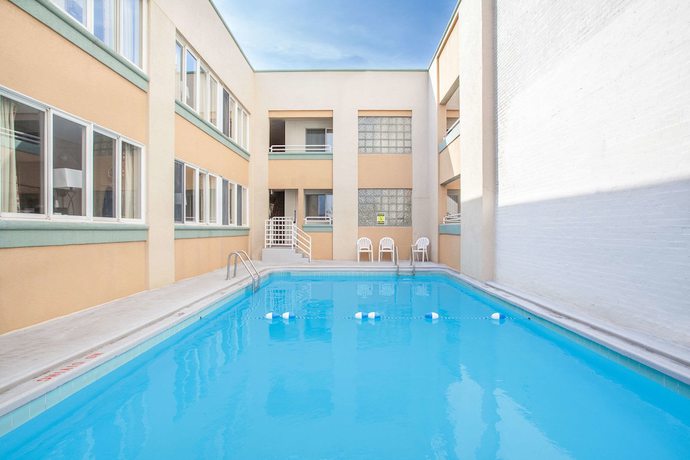 Imagen de la piscina del Hotel Howard Johnson By Wyndham Atlantic City. Foto 18