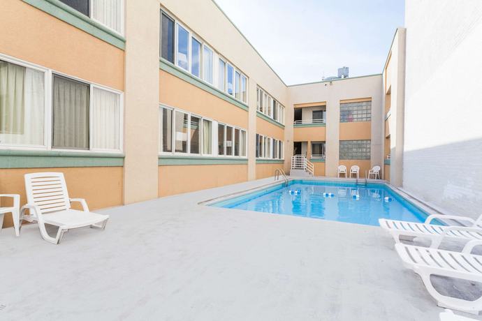 Imagen de la piscina del Hotel Howard Johnson By Wyndham Atlantic City. Foto 19