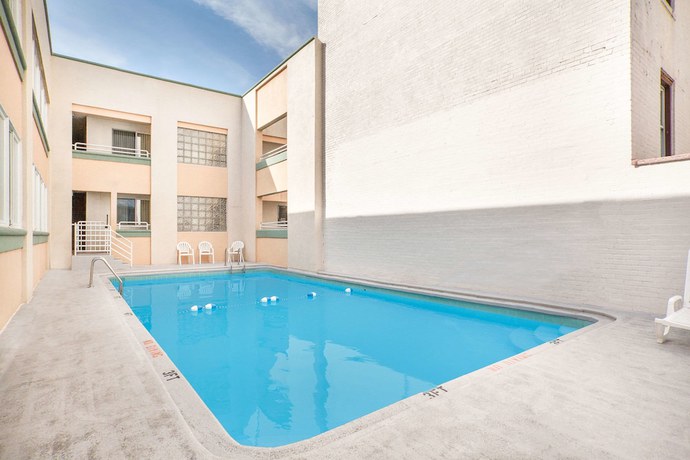 Imagen de la piscina del Hotel Howard Johnson By Wyndham Atlantic City. Foto 20