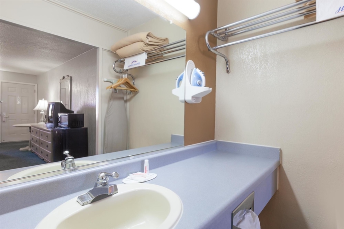 Imagen de la habitación del Hotel Howard Johnson By Wyndham Bakersfield. Foto 2