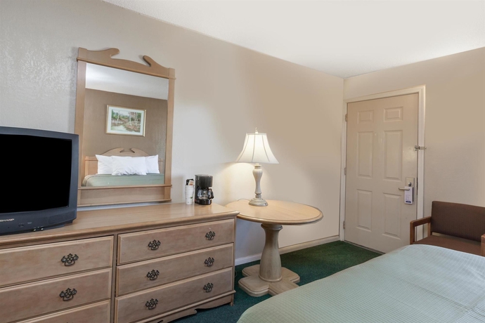 Imagen de la habitación del Hotel Howard Johnson By Wyndham Bakersfield. Foto 5