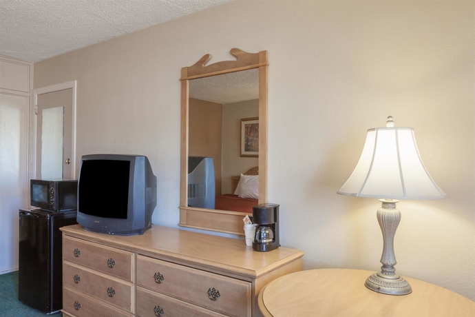Imagen de la habitación del Hotel Howard Johnson By Wyndham Bakersfield. Foto 6