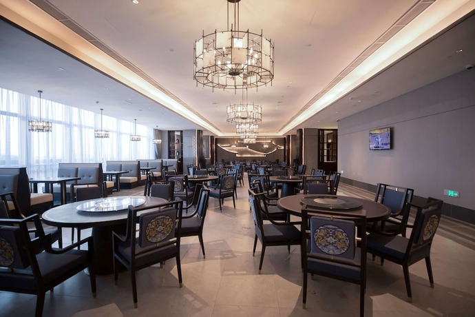 Imagen del bar/restaurante del Hotel Howard Johnson By Wyndham Bayan Plaza Qidong. Foto 3