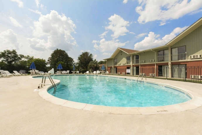 Imagen de la piscina del Hotel Howard Johnson By Wyndham Beaufort/parris Island. Foto 18
