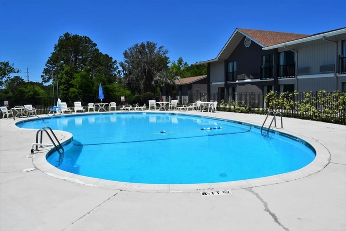 Imagen de la piscina del Hotel Howard Johnson By Wyndham Beaufort/parris Island. Foto 19